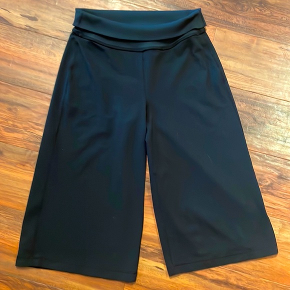 Women's Lululemon Wide Legged Cropped Pants - Picture 1 of 3